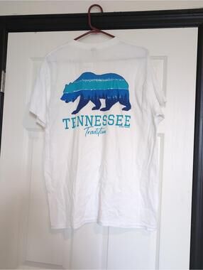Large NWT cotton Tennessee bear graphic tshirt